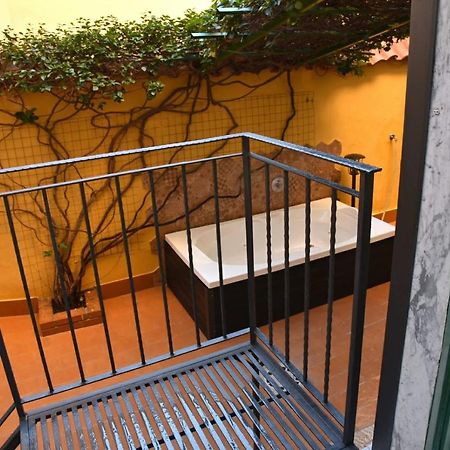 Ripa Garden Room And Suite Салерно Екстериор снимка